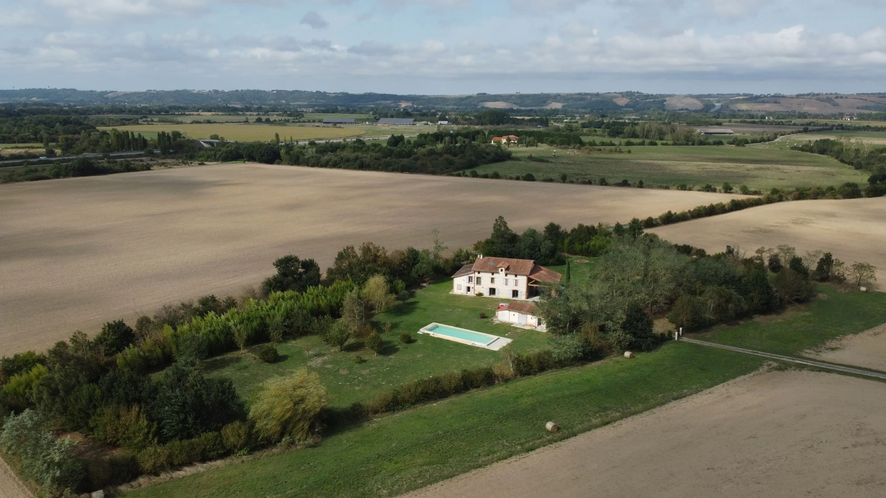 Vue sur la nature et les Pyrénées depuis le Domaine des Cimes d'Astéria